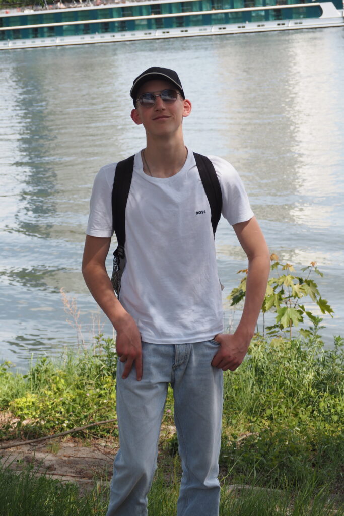 Mann am Fluss mit Sonnenbrille und Cap